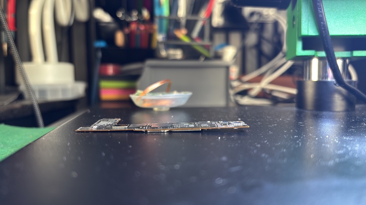 Banco di lavoro con attrezzatura professionale nel laboratorio M29 Tech Torino