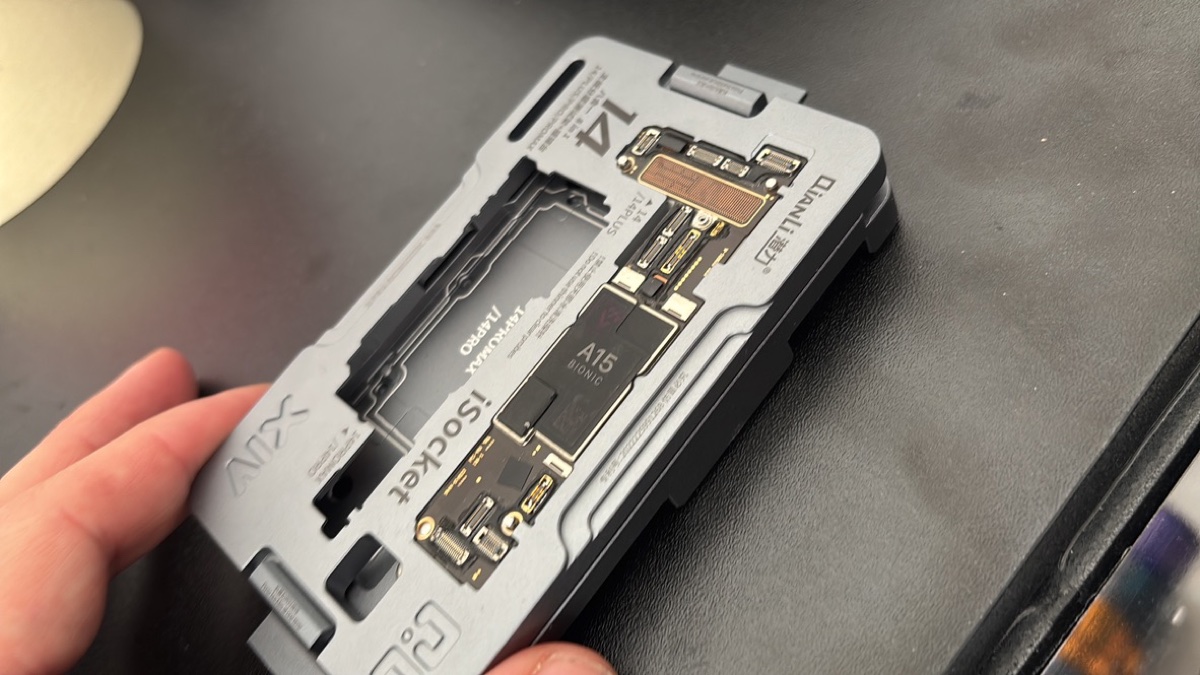 Scheda madre iPhone con chip A15 Bionic nel jig QianLi iSocket per diagnosi