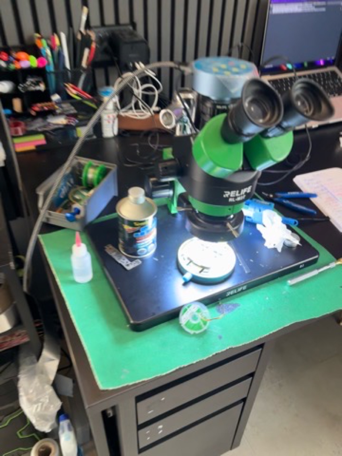 Microscopio binoculare RELIFE per micro-saldatura nel laboratorio M29 Tech Torino