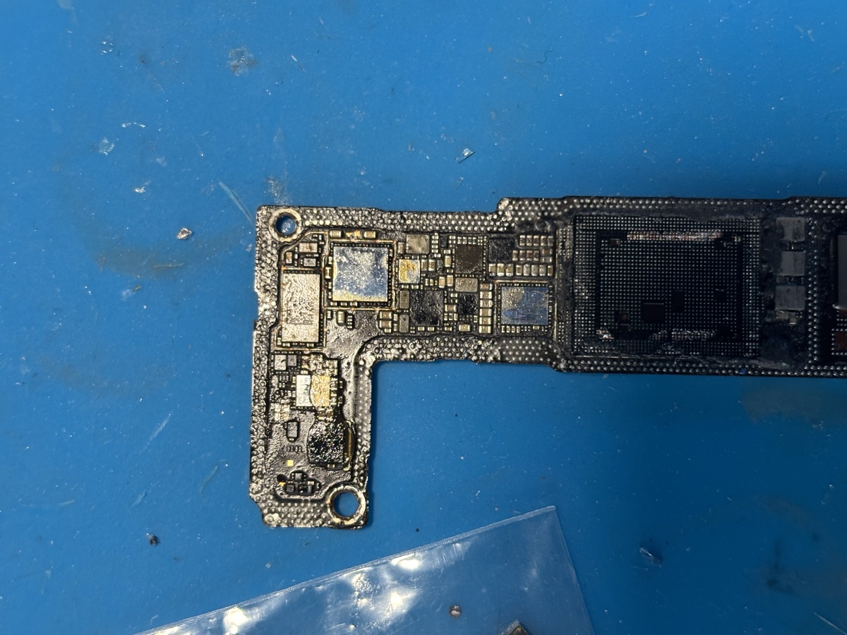 Dettaglio micro-saldatura su scheda madre iPhone nel laboratorio M29 Tech Torino