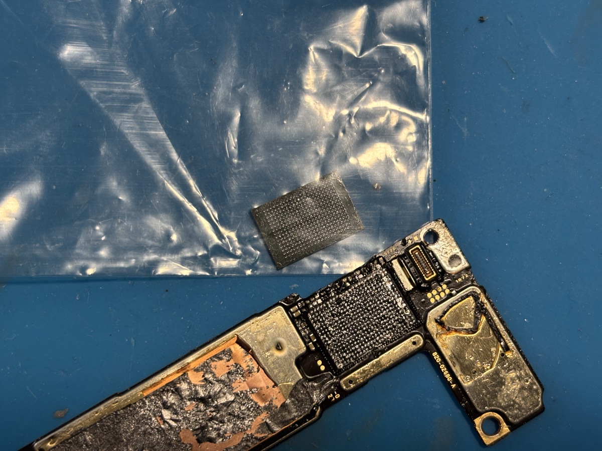 Chip BGA rimosso da scheda madre per reballing - laboratorio M29 Tech Torino