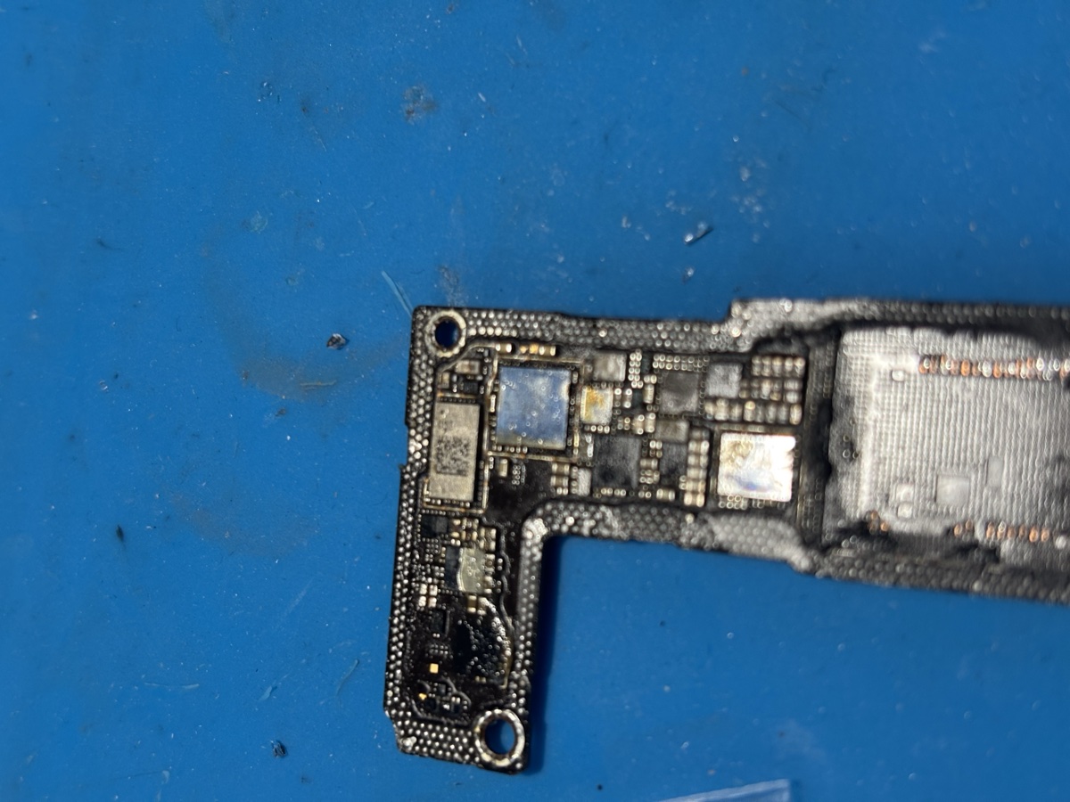 Dettaglio scheda madre smartphone durante diagnosi nel laboratorio M29 Tech Torino